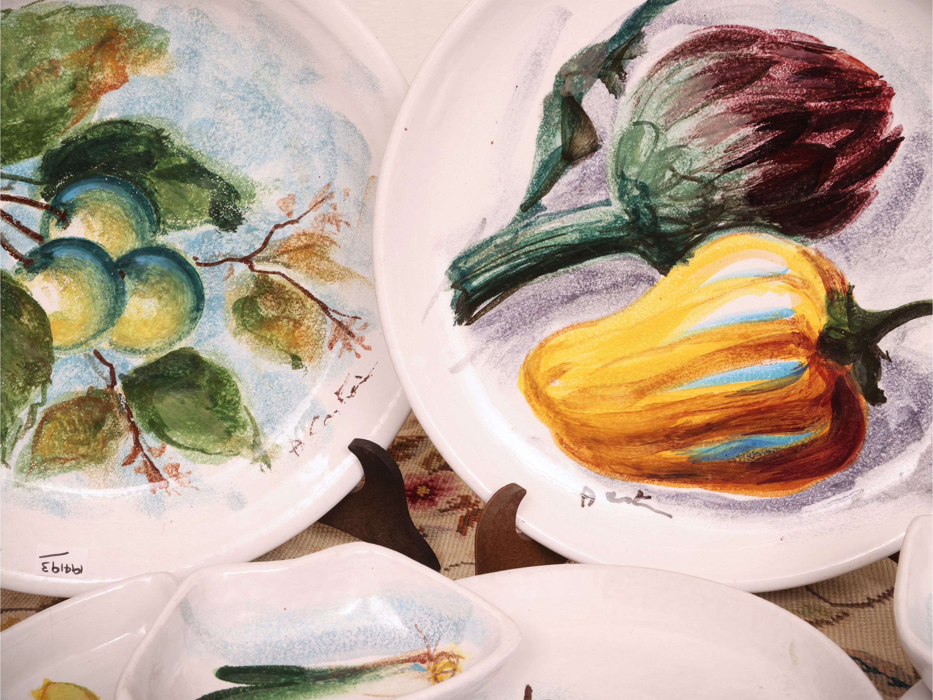 Alvaro Cartei, Set da verdura in ceramica con piatti e vaschette da servizio