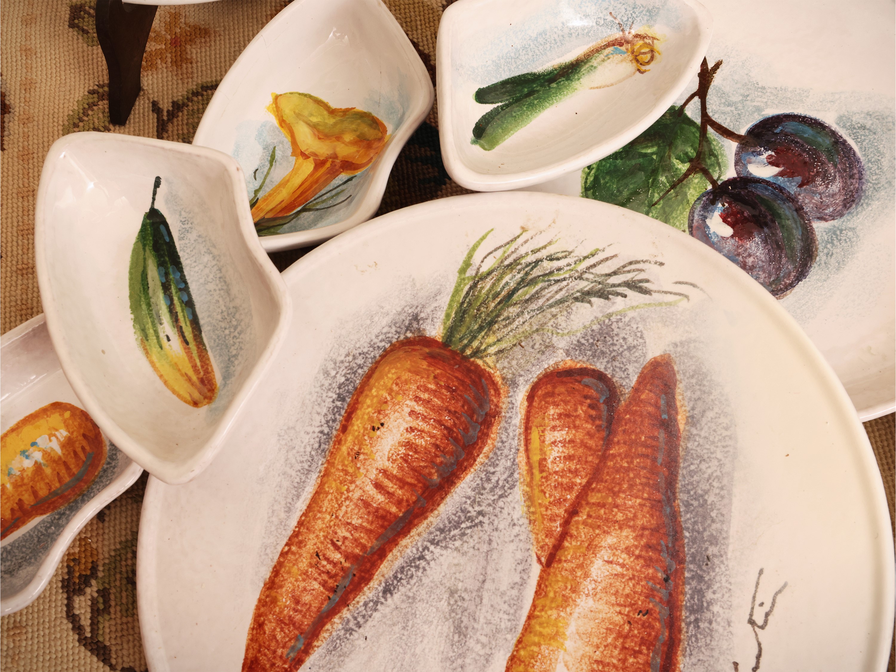 Alvaro Cartei, Set da verdura in ceramica con piatti e vaschette da servizio