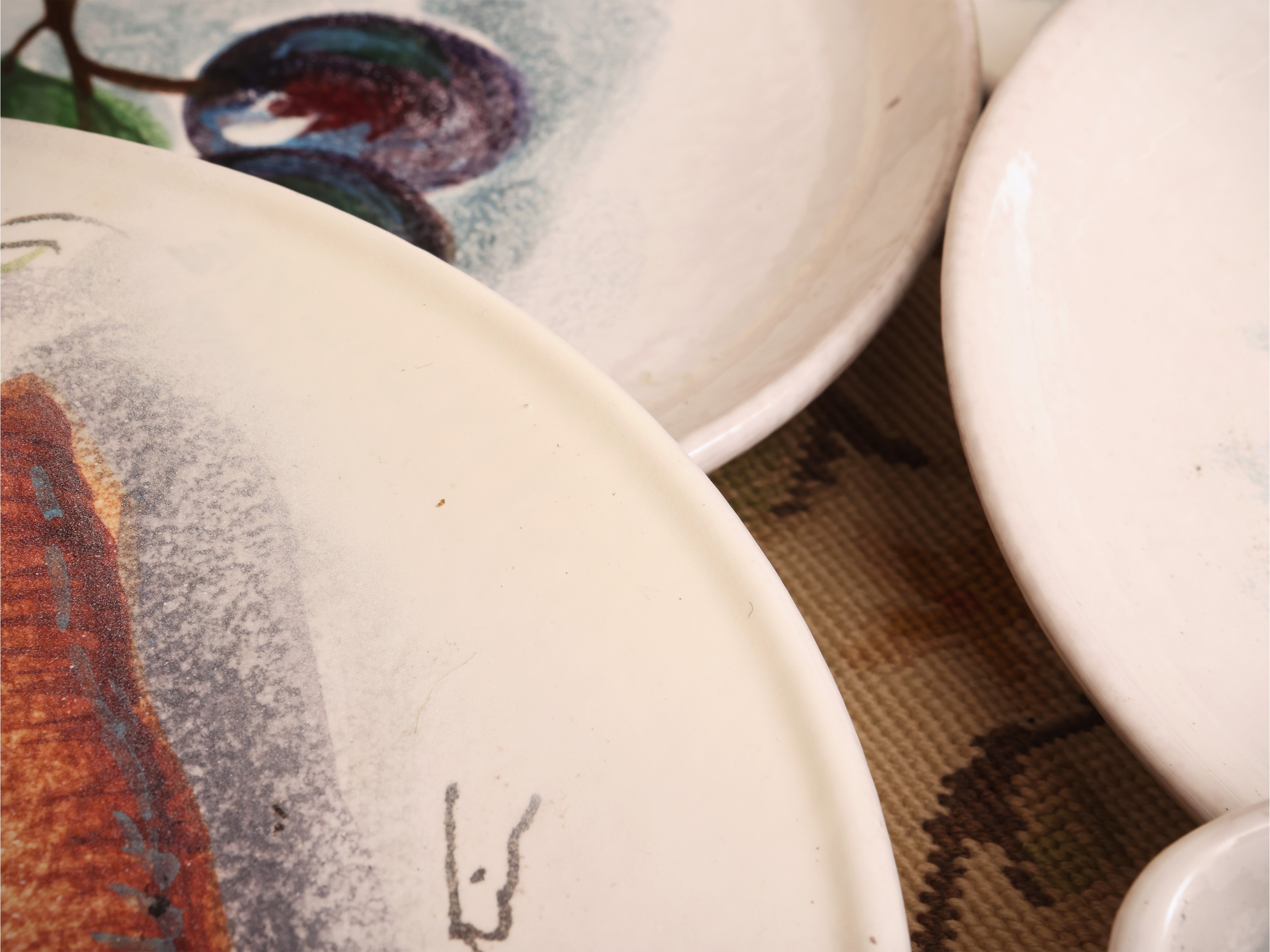 Alvaro Cartei, Set da verdura in ceramica con piatti e vaschette da servizio