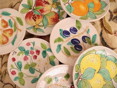 Miscellanea di piatti decorativi e da tavola in ceramica, composizione di 11 piattini con frutti ...