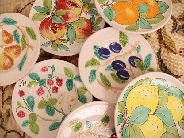Miscellanea di piatti decorativi e da tavola in ceramica