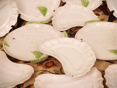 Set da tavola, piatti a foggia di pesce in ceramica smaltata con lunette da insalata