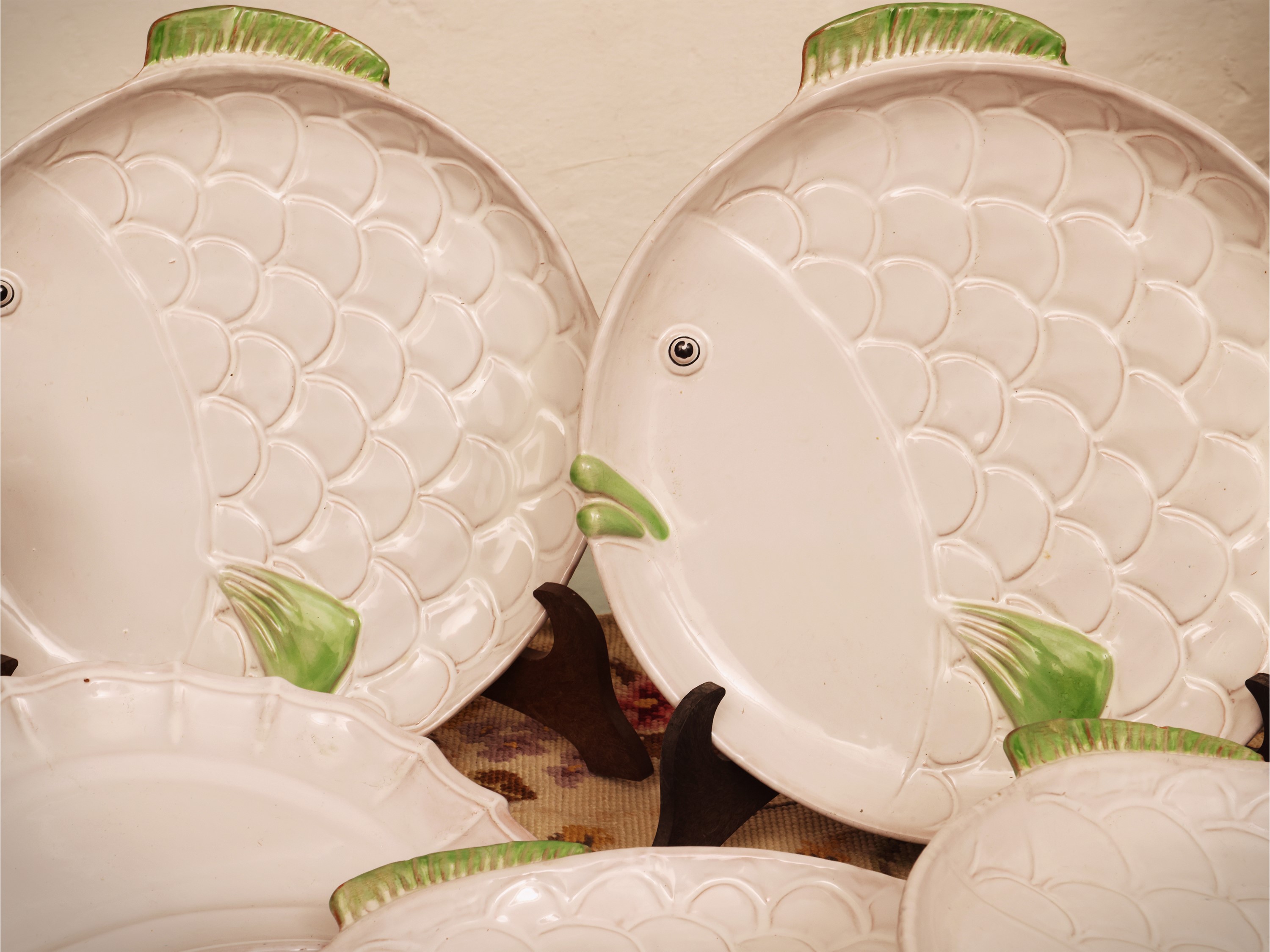Set da tavola, piatti a foggia di pesce in ceramica smaltata con lunette da insalata