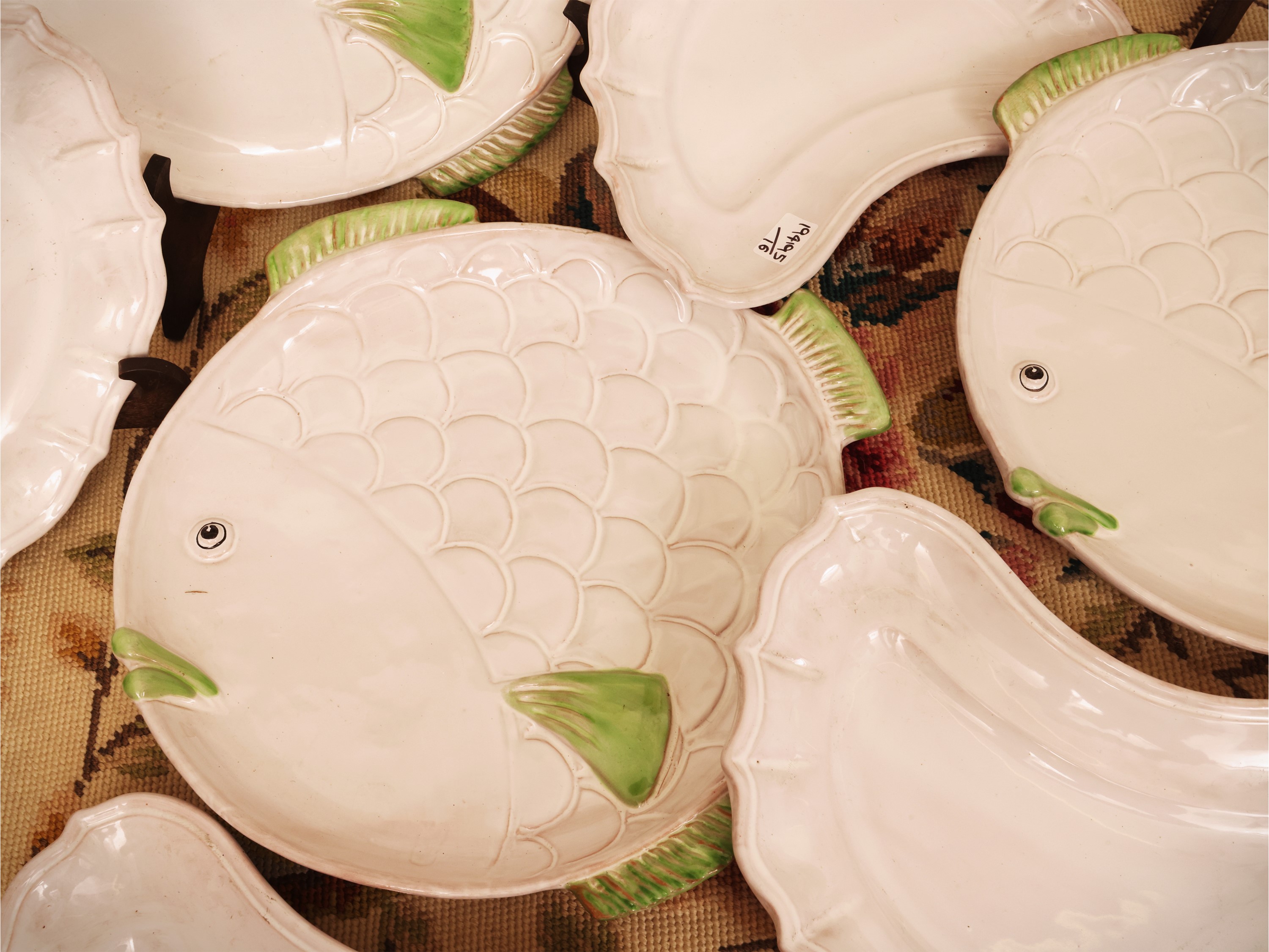 Set da tavola, piatti a foggia di pesce in ceramica smaltata con lunette da insalata