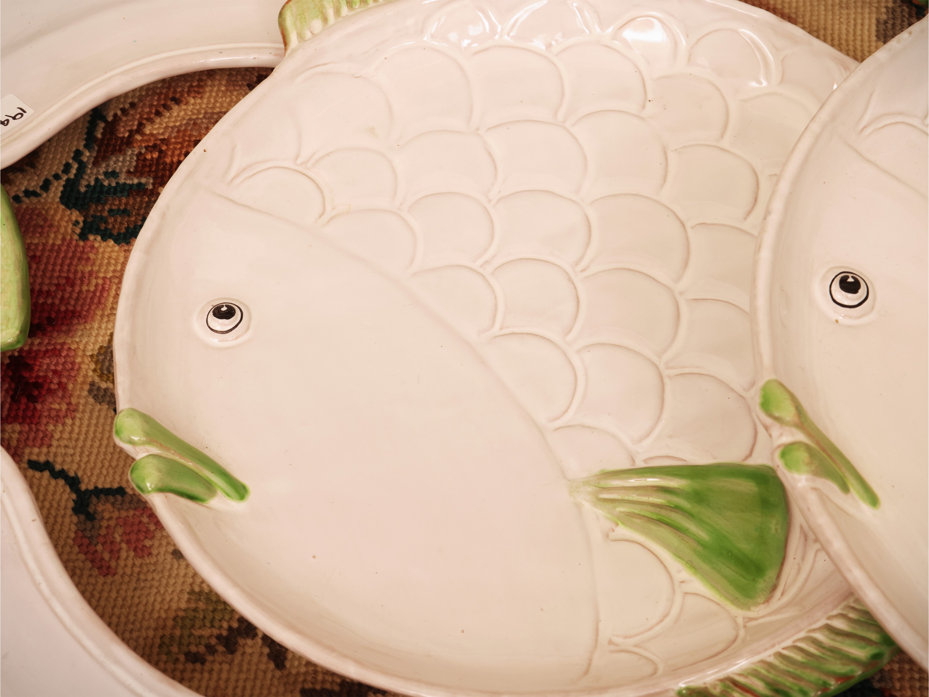 Set da tavola, piatti a foggia di pesce in ceramica smaltata con lunette da insalata
