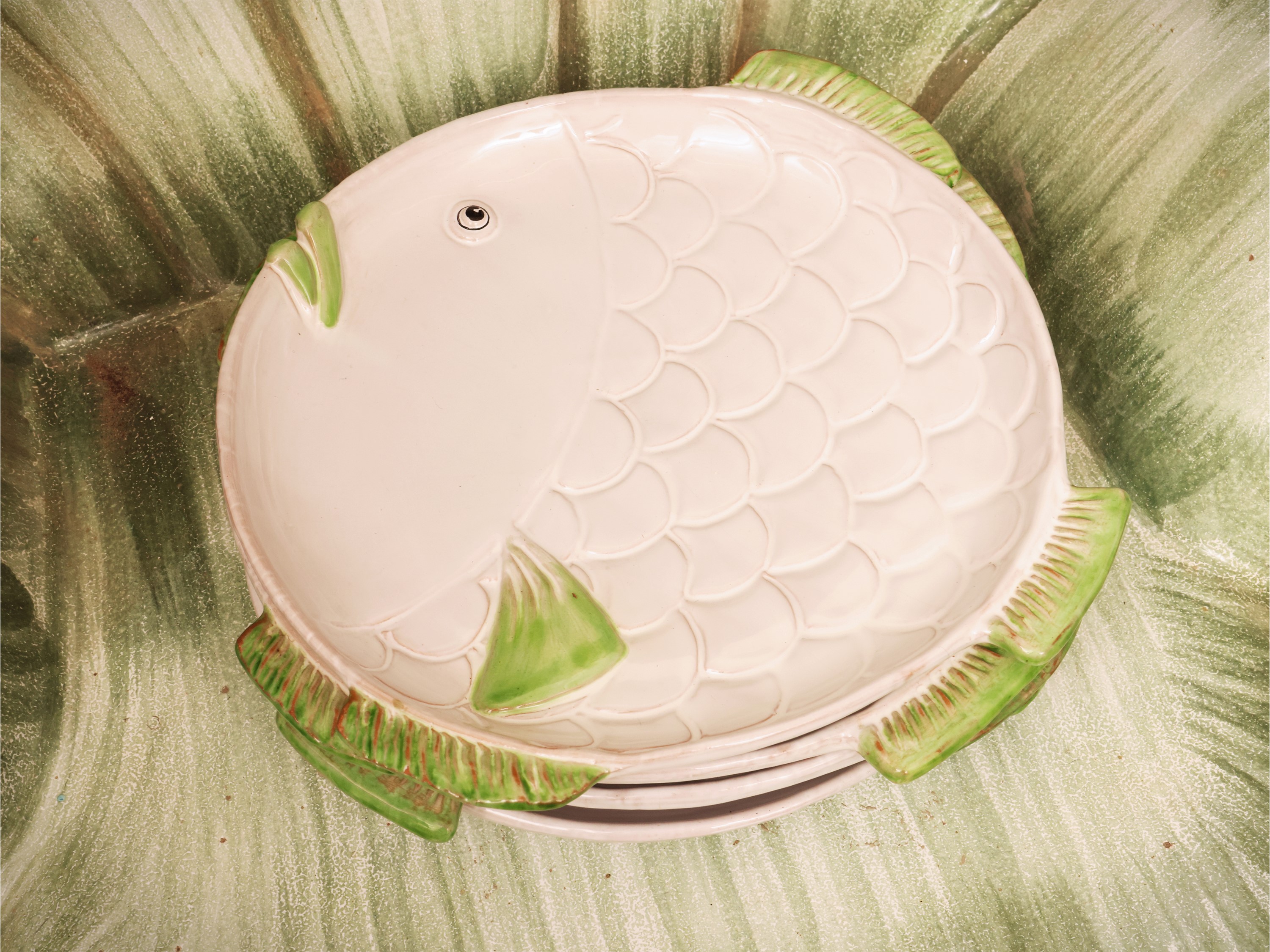 Set da tavola, piatti a foggia di pesce in ceramica smaltata con lunette da insalata