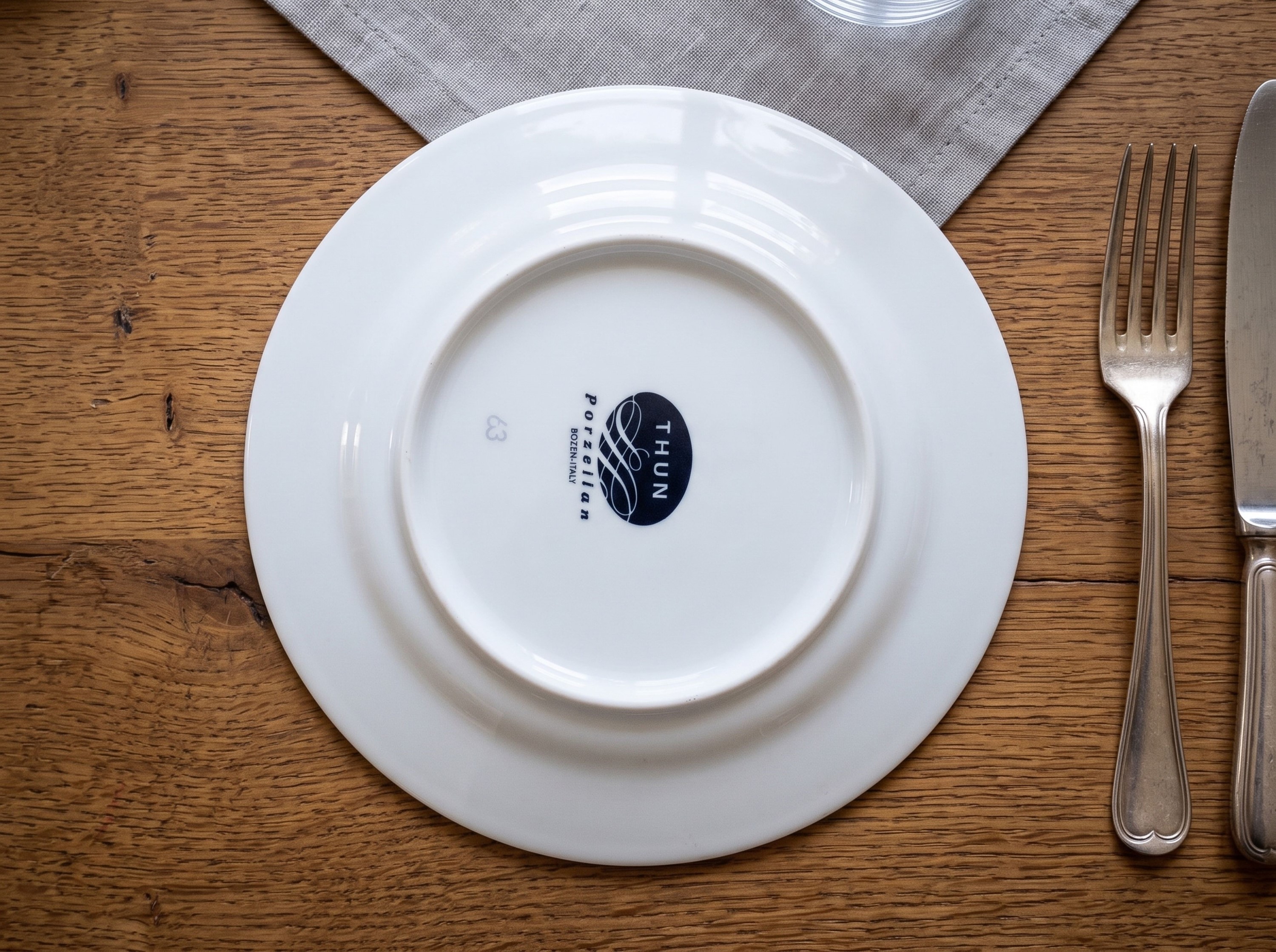 Thun, Servizio da tavola in porcellana con piatti e accessori, XX secolo