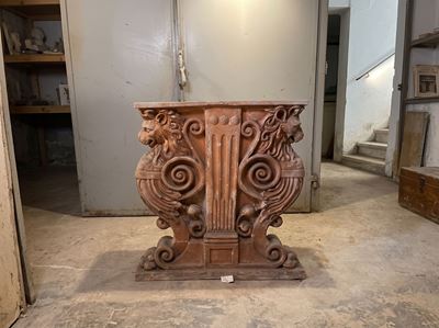 Base in terracotta decorata con leoni contrapposti