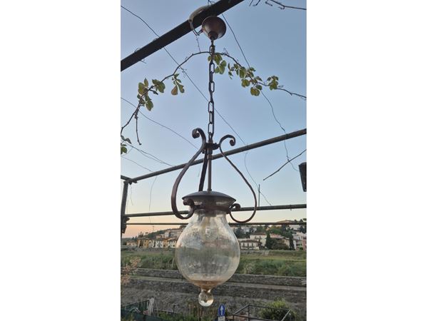 Due lanterne da esterno in ferro battuto e vetro soffiato