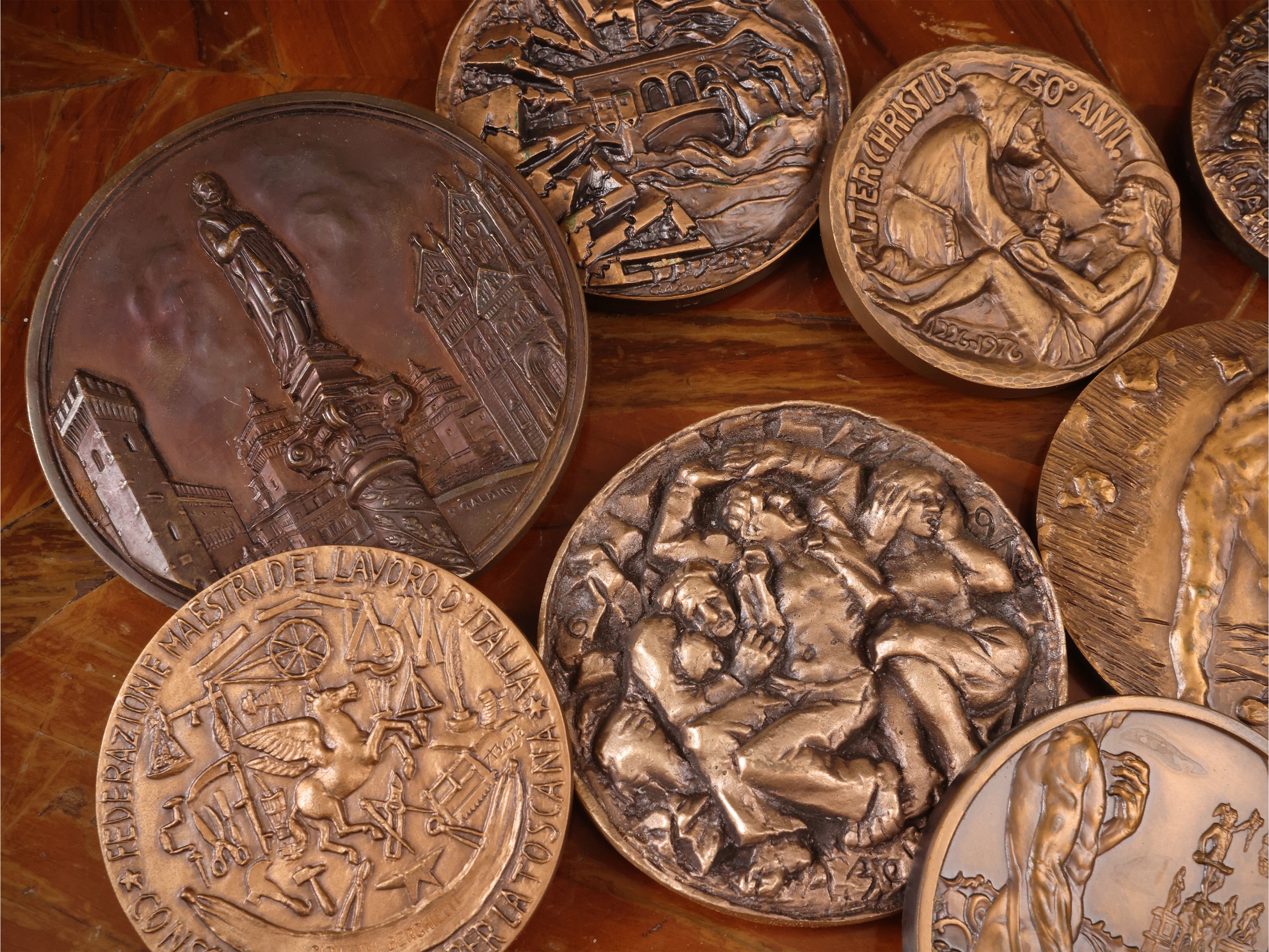 Collezione di monete commemorative, in bronzo e argento