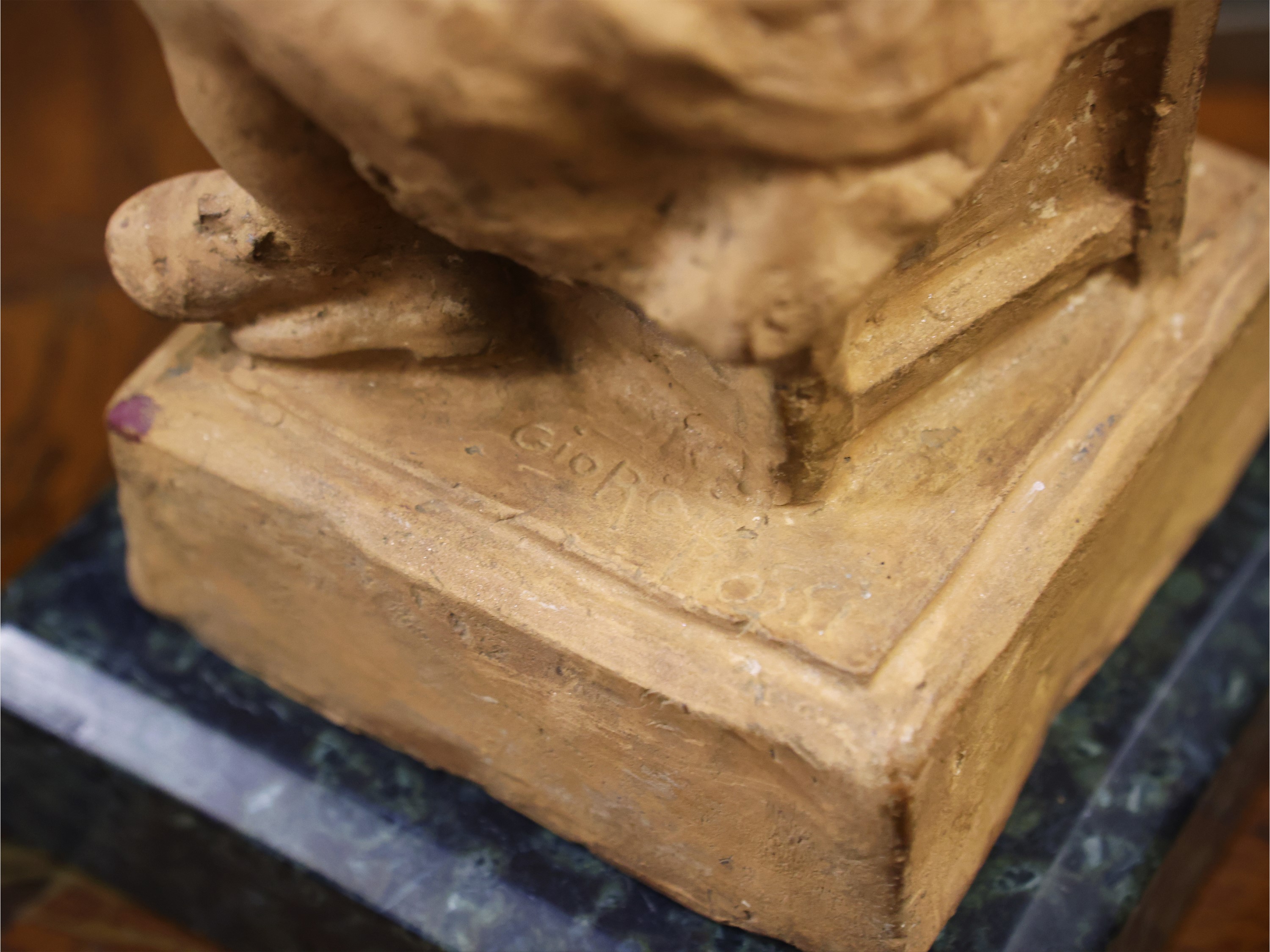 Giorgio Rossi - Ritratto di bambina seduta in terracotta