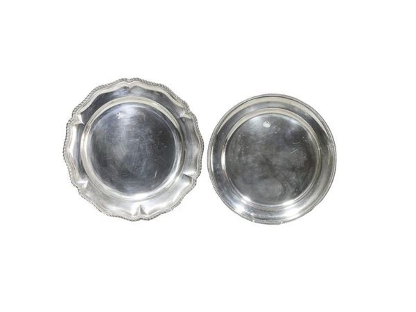 Due vassoi rotondi in argento