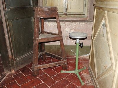 Una Base Porta Sculture da Atelier in Legno