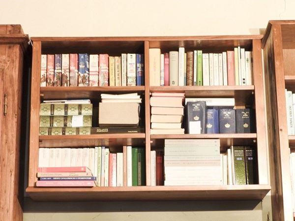 Piccola libreria pensile in legno tenero