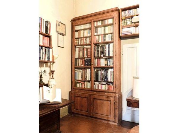 Libreria rustica a due corpi in legno tenero