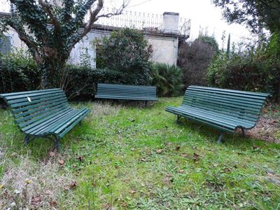 Serie di Tre Panchine da Giardino in Legno Dipinto Verde