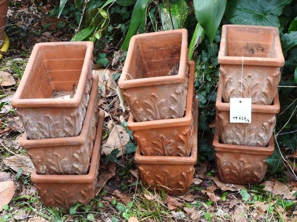 Serie di nove vasi a cassetta in terracotta