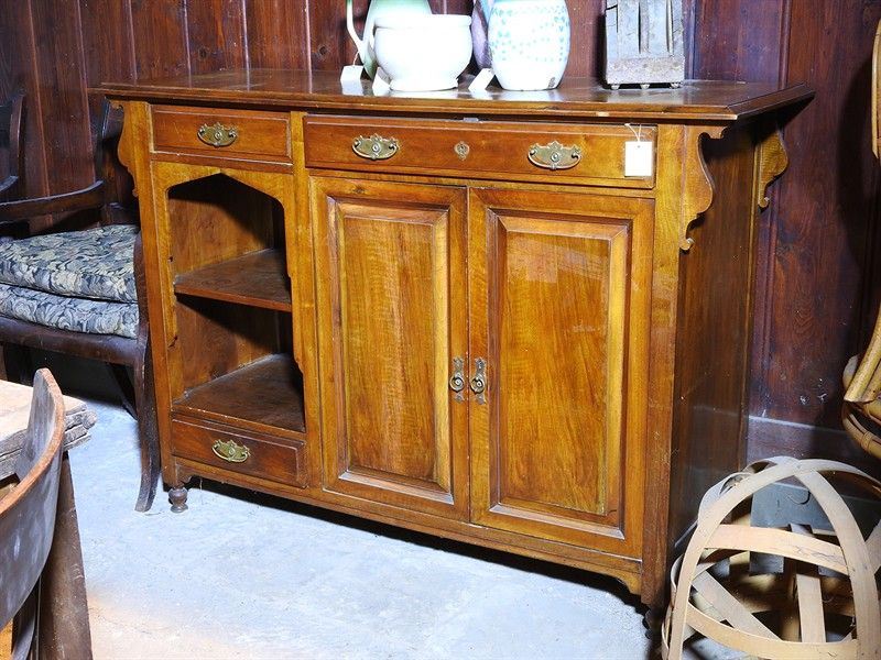 Piccola Credenza in Legno Tenero