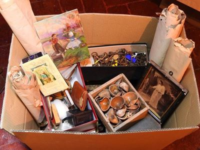 Grande Lotto di Curiositã Contenute in uno Scatolone