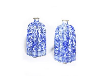 Coppia di Fiasche in Maiolica