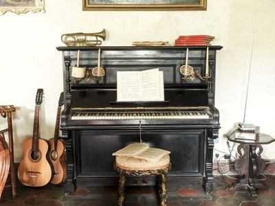 Pianoforte Verticale in Legno Ebanizzato