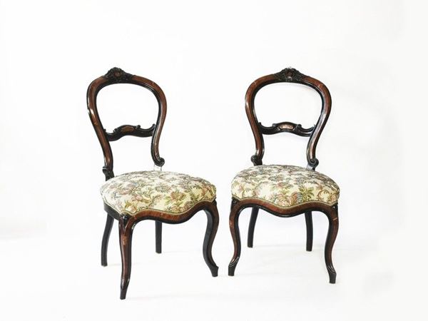 Serie di quattro sedie impiallacciate in palissandro e legno ebanizzato