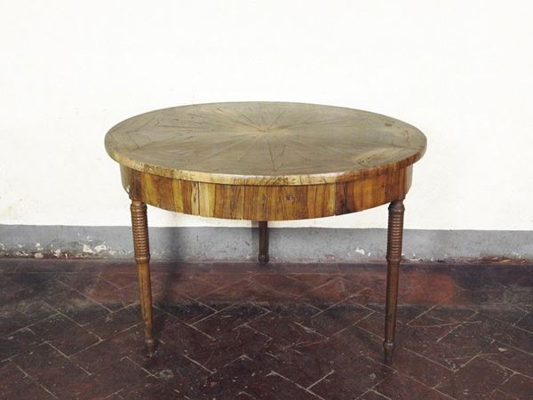 Round Walnut Veneered Table, mid 19th Century
