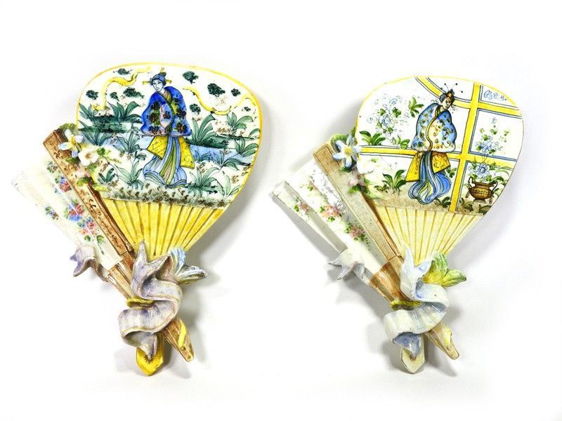 Coppia di Portaposta Pensili in Maiolica Policroma