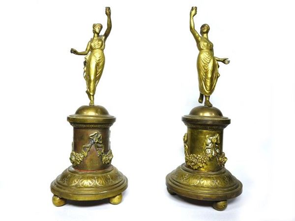 Coppia di figure femminili in metallo dorato