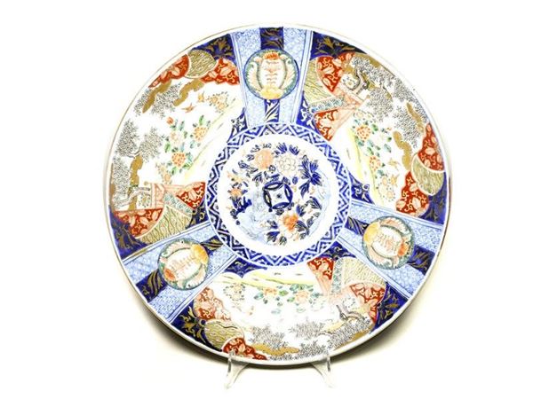 Piatto da parata Imari in porcellana policroma