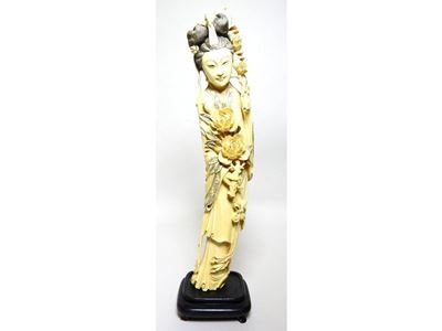 Grande Figura in Avorio Intagliato e in Parte Dipinto