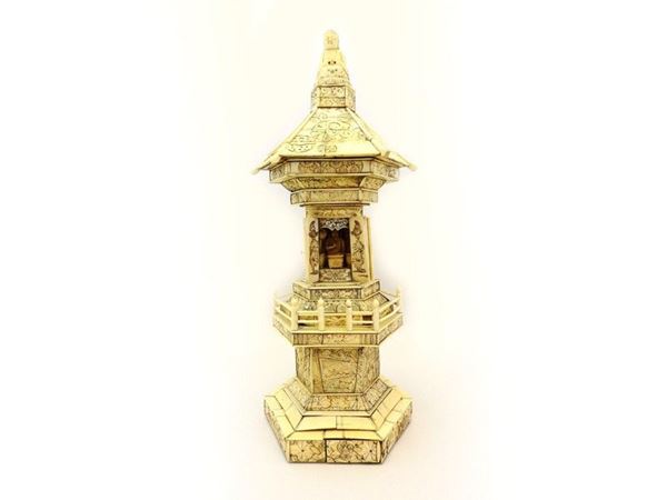 Grande pagoda in avorio intagliato e in parte dipinto