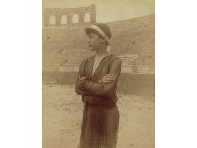 Giovane Uomo in Costume Greco Nell'arena di Verona