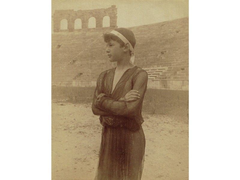 Giovane Uomo in Costume Greco Nell'arena di Verona