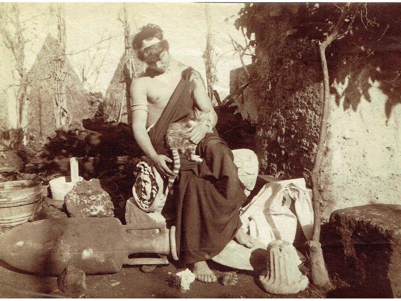 Giovane Uomo Drappeggiato con Gatto