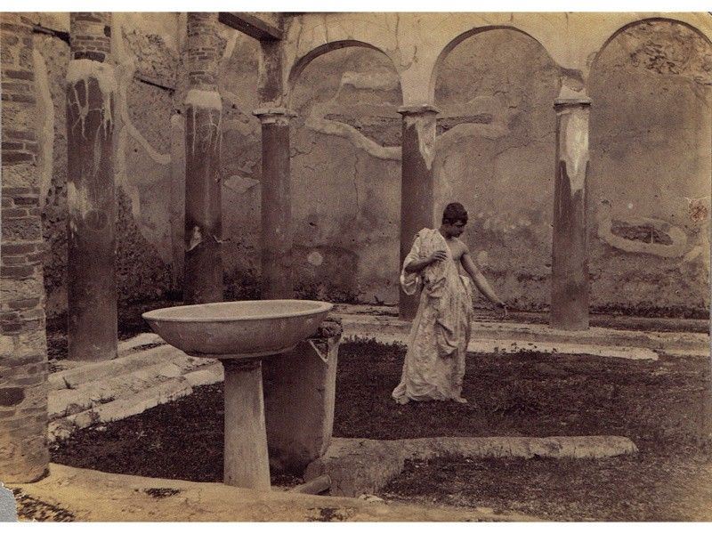 Giovane Uomo Togato a Pompei e Giovane Drappeggiato e Fontana