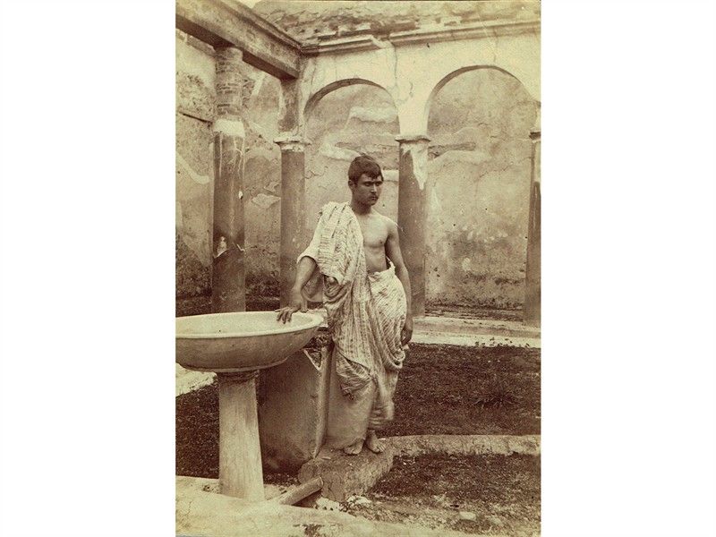 Giovane Uomo Togato a Pompei e Giovane Drappeggiato e Fontana
