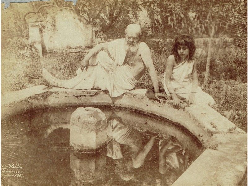 Filosofo e Discepolo e Adolescente con Figura Maschile ai Bordi di una Fontana