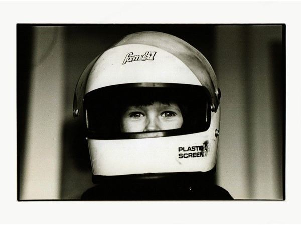 Bimbo con casco da Formula1 1981