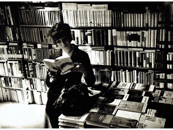 Donna in libreria 1974