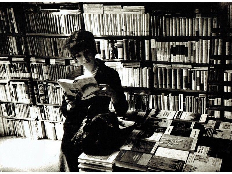 Donna in Libreria 1974