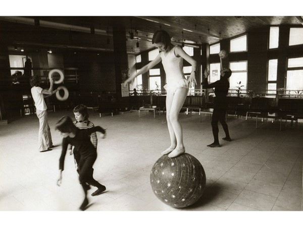 Bimbi alla scuola circense 1977