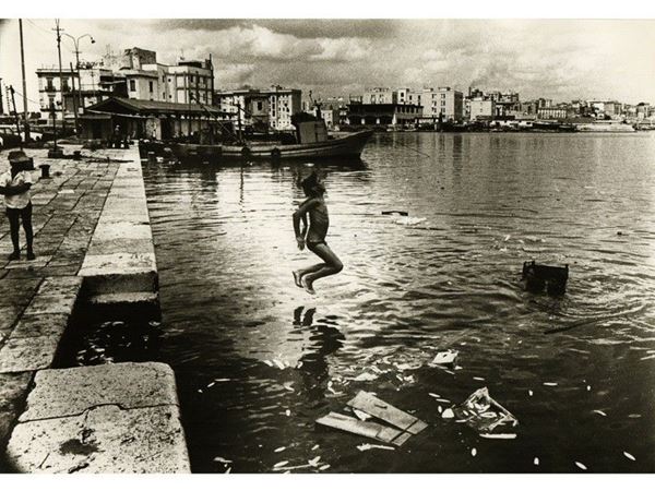 Bimbo si tuffa nel mare inquinato 1977