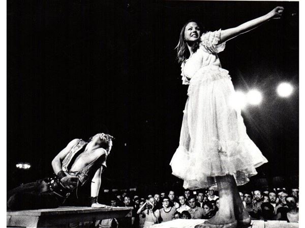 Otavia Piccolo durante performance teatrale 1970