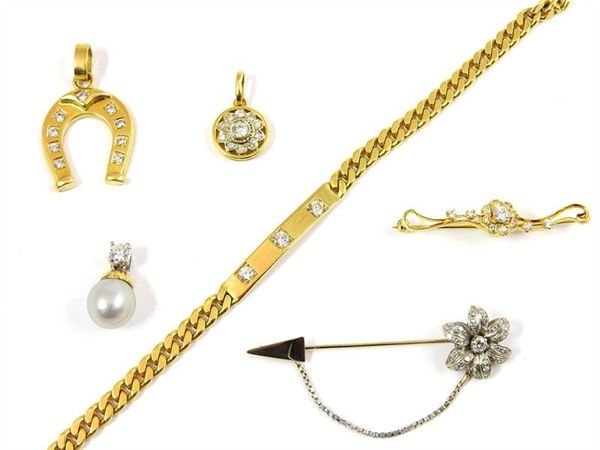 Lot of yellow and white gold diamonds and an Akoya pearl items