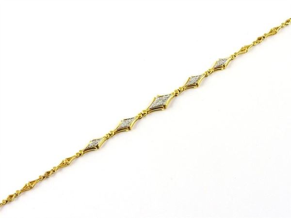 Yellow and white gold rhomboidal pattern necklace with diamonds