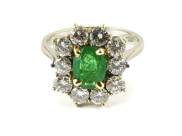 Anello a margherita in oro bianco, smeraldo e diamanti smeraldo ovale