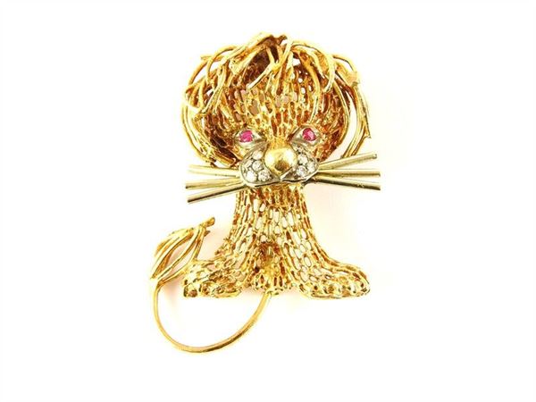 Yellow and white lion shaped brooch with diamonds and rubies