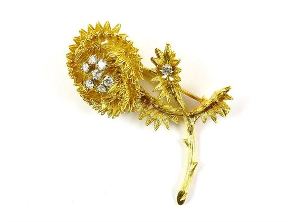 Yellow gold and diamonds flower shaped brooch
