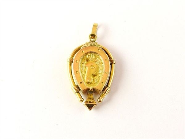Yellow gold locket pendant realized as a horse shoe